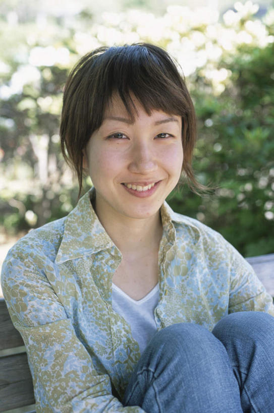 东方人,脸,头,脸颊,一个人,坐,笑,摸,微笑,露齿笑,竖图,俯视,室外,白天,旅游,度假,草地,草坪,植物,椅子,亚洲,仅一个年轻女性,仅一个女性,仅一个人,撑,抚摸,阴影,服装,裤子,光线,影子,木椅,抬腿,注视,牛仔裤,休闲装,黄种人,娱乐,草,树,树木,衣服,蓝色,绿色,阳光,自然,观察,看,靠,靠着,倚靠,享受,休闲,休闲服,放松,服饰,生长,成长,观看,察看,撑着,倚着,关注,年轻女性,女人,女性,亚洲人,头部,长发,脸部,脸蛋,面部,触摸,接触,坐着,半身,彩图,高角度拍摄