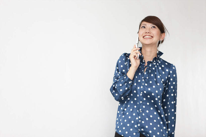 东方人,头发,一个人,站,举,笑,摸,打电话,微笑,露齿笑,横图,室内,白天,白色背景,正面,电话,手机,亚洲,仅一个年轻女性,仅一个女性,仅一个人,许多,抚摸,握,阴影,服装,光线,影子,斑点,墙,拿,听,拿着,注视,休闲装,黄种人,通讯设备,墙壁,墙面,衣服,蓝色,白色,黑色,阳光,观察,看,靠,靠着,托,倚靠,站着,休闲,休闲服,握着,摄影,服饰,影棚,观看,察看,倚着,关注,一部,交流,年轻女性,女人,女性,亚洲人,长发,触摸,沟通,接触,举起,举手,举着,抬头,通话,向上举,向上伸,向上托,仰头,站立,半身,彩图,影棚拍摄,拍摄