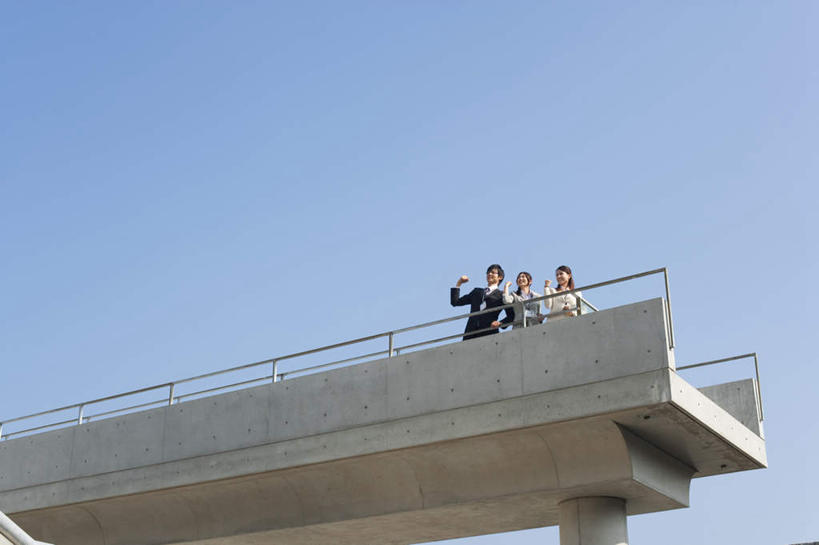 东方人,头发,三个人,同事,商务人士,商务男性,商务女性,栏杆,站,横图,室外,白天,仰视,衬衫,旅游,度假,成功,合作,团队,集体,信心,大桥,立交桥,桥梁,亚洲,一排,阴影,套装,整齐,光线,影子,高架,围栏,斜拉桥,桥,领带,黄种人,娱乐,队伍,护栏,排列,蓝色,黑色,蓝天,天空,阳光,天,托,站着,享受,休闲,放松,晴朗,领导,成就,队列,商务装,合伙,领袖,工薪阶层,万里无云,男人,男性,年轻男性,年轻女性,女人,女性,亚洲人,白领,上班族,晴空,晴空万里,举起,举手,举着,向上举,向上伸,向上托,站立,半身,彩图,低角度拍摄,衬衣