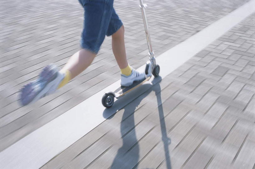 东方人,儿童,一个人,站,横图,俯视,室外,白天,旅游,度假,游戏,纯洁,玩具,亚洲,仅一个男性,仅一个人,一块,一排,许多,握,阴影,裤子,整齐,光线,瓷砖,地砖,影子,分界线,地面,停车线,玩,抬腿,牛仔裤,黄种人,娱乐,踩,排列,小孩,蓝色,阳光,踩着,站着,仅一个小孩,享受,休闲,放松,可爱,童年,童趣,益智,握着,滑板,活动,车行道,车行道分界线,队列,发泄,消遣,智力,标线,童真,烂漫,无邪,车行线,宣泄,天真,男孩,男人,男性,亚洲人,孩子,玩耍,嬉戏,站立,半身,彩图,高角度拍摄,男生