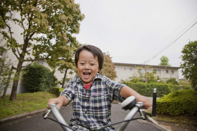 东方人,儿童,头发,一个人,家,坐,伸展双臂,笑,摸,微笑,露齿笑,横图,室外,白天,正面,旅游,度假,纯洁,草地,草坪,植物,道路,路,自行车,亚洲,仅一个男性,仅一个人,一辆,抚摸,握,阴影,服装,光线,影子,房屋,屋子,云,云朵,小路,交通,云彩,注视,休闲装,黄种人,娱乐,楼房,住宅,车,脚踏车,草,树,树木,小孩,衣服,蓝色,绿色,黑色,灰色,白云,蓝天,天空,阳光,自然,交通工具,天,观察,看,张嘴,仅一个小孩,享受,休闲,休闲服,放松,可爱,童年,童趣,握着,服饰,乡间小路,生长,成长,观看,察看,关注,载具,张大嘴巴,童真,烂漫,无邪,天真,男孩,男人,男性,亚洲人,孩子,张开嘴,敞开双臂,触摸,接触,伸开双臂,展开双肩,张开手臂,张开双臂,坐着,半身,彩图,房子,男生