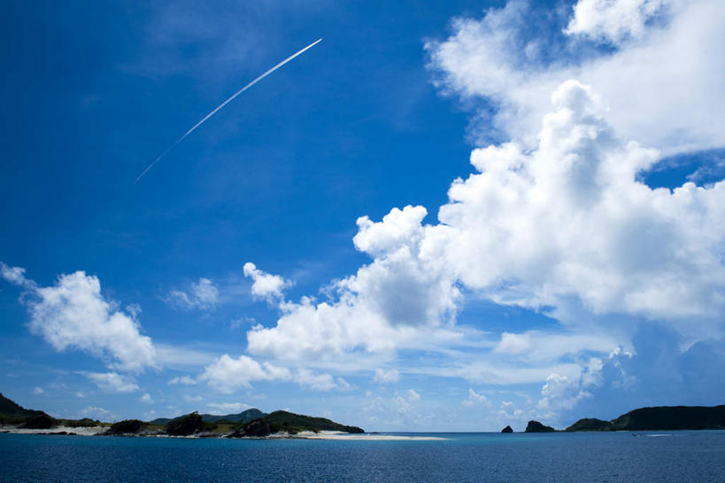 无人,横图,室外,白天,仰视,旅游,度假,海浪,海洋,美景,沙滩,山,山脉,植物,日本,亚洲,一条,阴影,波纹,光线,沙子,影子,海岸,景观,浪花,山峰,烟雾,云,云朵,沙地,山峦,云彩,娱乐,冲绳,树,树木,蓝色,绿色,白云,蓝天,水纹,天空,阳光,自然,海水,波浪,群山,天,享受,休闲,景色,放松,生长,成长,污染,废气,冲绳县,自然风光,海景,东亚,飞机尾迹,尾迹云,机尾云,飞机拉烟,云带,尾迹,琉球群岛,日本国,九州地方,机尾迹,飞机尾气,大海,风浪,海,海水的波动,海滩,近岸浪,涌浪,彩图,低角度拍摄