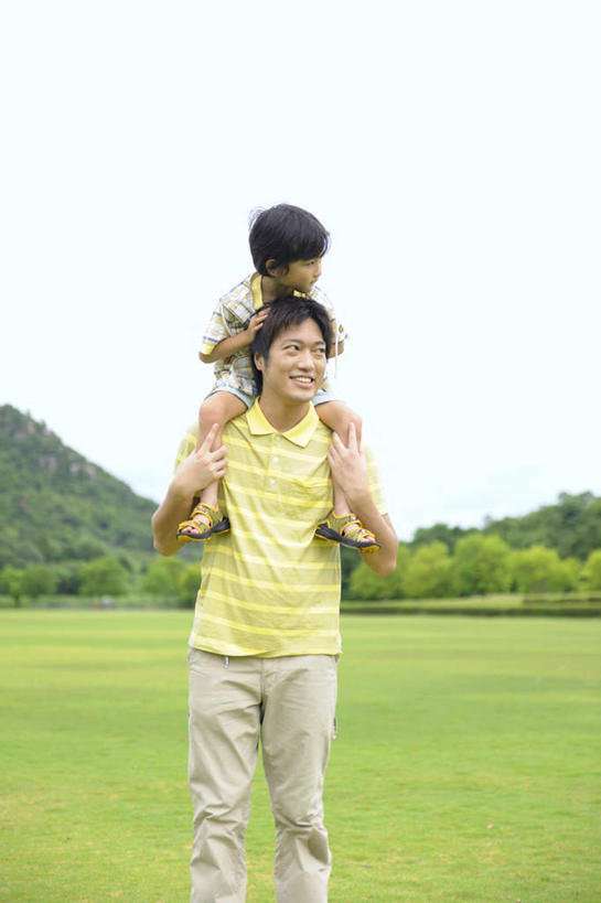 东方人,儿童,头发,两个人,家庭,父亲,儿子,站,举,笑,摸,微笑,露齿笑,竖图,室外,白天,正面,旅游,度假,纯洁,草地,草坪,山,山脉,植物,亚洲,抚摸,阴影,条纹,服装,光线,影子,山峰,云,云朵,山峦,云彩,扭头,注视,休闲装,黄种人,娱乐,草,树,树木,小孩,骑,衣服,黄色,蓝色,绿色,黑色,白云,蓝天,天空,阳光,自然,群山,天,观察,看,扛,托,站着,转头,享受,休闲,温暖,温馨,父子,一家人,休闲服,放松,父爱,可爱,童年,童趣,服饰,生长,成长,观看,和睦,察看,关注,童真,烂漫,无邪,扛在肩上,骑在肩上,天真,男孩,男人,男性,年轻男性,亚洲人,孩子,年轻人,触摸,接触,举起,举手,举着,向上举,向上伸,向上托,站立,半身,彩图,融洽,男生