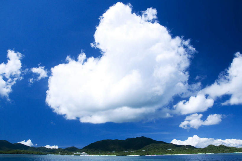 无人,横图,室外,白天,正面,旅游,度假,草地,草坪,海浪,海洋,美景,山,山脉,植物,日本,亚洲,阴影,波纹,光线,影子,景观,浪花,山峰,云,云朵,山峦,云彩,娱乐,冲绳,草,树,树木,蓝色,绿色,白云,蓝天,水纹,天空,阳光,自然,海水,波浪,群山,天,享受,休闲,景色,放松,生长,成长,冲绳县,自然风光,海景,东亚,琉球群岛,日本国,九州地方,大海,风浪,海,海水的波动,近岸浪,涌浪,彩图