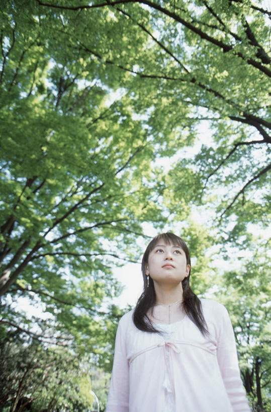 东方人,头发,一个人,站,笑,微笑,露齿笑,竖图,室外,白天,仰视,旅游,度假,植物,叶子,亚洲,仅一个年轻女性,仅一个女性,仅一个人,阴影,服装,光线,影子,绿叶,注视,休闲装,黄种人,娱乐,树,树木,衣服,绿色,白色,黑色,阳光,自然,观察,看,站着,享受,休闲,休闲服,嫩叶,放松,遮,遮掩,服饰,生长,成长,观看,察看,掩盖,遮挡,关注,遮盖,掩饰,年轻女性,女人,女性,亚洲人,长发,叶,叶片,站立,半身,彩图,低角度拍摄