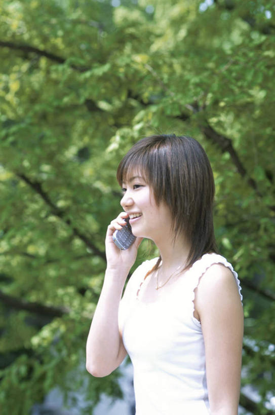 东方人,头发,一个人,站,举,笑,摸,打电话,微笑,露齿笑,竖图,室外,白天,侧面,旅游,草地,草坪,植物,电话,手机,亚洲,仅一个年轻女性,仅一个女性,仅一个人,抚摸,握,阴影,服装,光线,影子,拿,听,拿着,注视,休闲装,黄种人,通讯设备,草,树,树木,衣服,绿色,白色,黑色,阳光,自然,观察,看,托,站着,休闲,休闲服,握着,服饰,生长,成长,观看,察看,关注,一部,交流,年轻女性,女人,女性,亚洲人,长发,触摸,沟通,接触,举起,举手,举着,通话,向上举,向上伸,向上托,站立,半身,彩图,游览