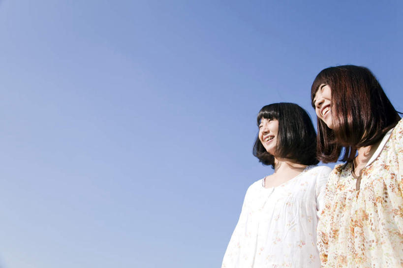 东方人,头发,两个人,伙伴,朋友,站,笑,微笑,露齿笑,横图,室外,白天,仰视,旅游,度假,友谊,亚洲,阴影,花纹,服装,光线,图案,影子,注视,休闲装,黄种人,娱乐,衣服,黄色,蓝色,白色,黑色,蓝天,天空,阳光,天,观察,看,站着,享受,休闲,休闲服,放松,服饰,晴朗,观看,察看,关注,万里无云,友情,年轻女性,女人,女性,亚洲人,长发,晴空,晴空万里,站立,半身,彩图,低角度拍摄