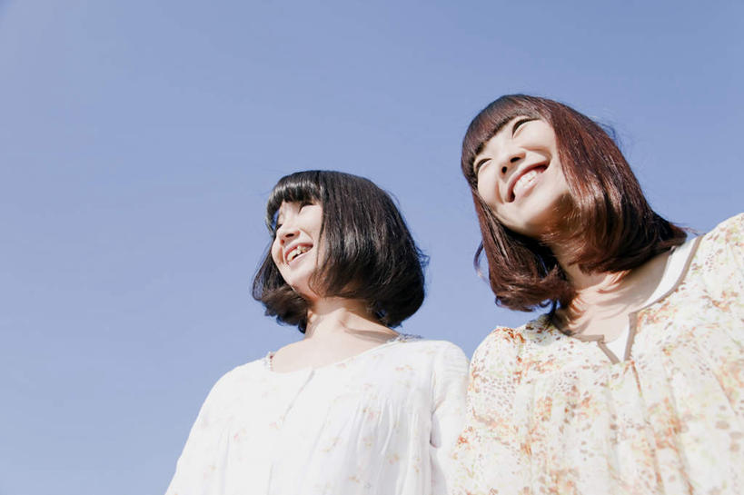 东方人,头发,两个人,伙伴,朋友,站,笑,微笑,露齿笑,横图,室外,白天,仰视,旅游,度假,友谊,亚洲,阴影,花纹,服装,光线,图案,影子,注视,休闲装,黄种人,娱乐,衣服,黄色,蓝色,白色,黑色,蓝天,天空,阳光,天,观察,看,站着,享受,休闲,休闲服,放松,服饰,晴朗,观看,察看,关注,万里无云,友情,年轻女性,女人,女性,亚洲人,长发,晴空,晴空万里,站立,半身,彩图,低角度拍摄