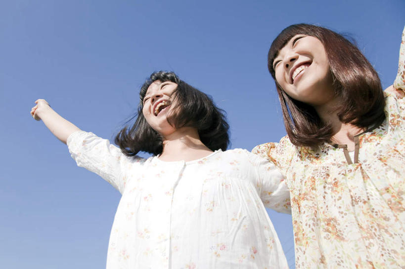 东方人,头发,两个人,伙伴,朋友,站,举,伸展双臂,笑,微笑,露齿笑,横图,室外,白天,仰视,旅游,度假,友谊,亚洲,阴影,花纹,服装,光线,图案,影子,注视,休闲装,黄种人,娱乐,衣服,黄色,蓝色,白色,黑色,蓝天,天空,阳光,天,观察,看,托,站着,张嘴,享受,休闲,休闲服,放松,服饰,晴朗,观看,察看,喊叫,呼喊,关注,张大嘴巴,万里无云,友情,年轻女性,女人,女性,亚洲人,长发,晴空,晴空万里,张开嘴,敞开双臂,举起,举手,举着,伸开双臂,向上举,向上伸,向上托,展开双肩,站立,张开手臂,张开双臂,半身,彩图,低角度拍摄