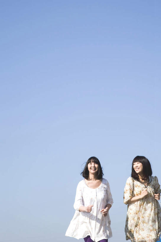 东方人,头发,两个人,伙伴,朋友,站,笑,微笑,露齿笑,竖图,室外,白天,仰视,旅游,度假,友谊,亚洲,阴影,花纹,服装,光线,图案,影子,扭头,注视,休闲装,黄种人,娱乐,衣服,黄色,蓝色,白色,黑色,蓝天,天空,阳光,天,观察,看,站着,转头,享受,休闲,休闲服,放松,服饰,晴朗,观看,察看,关注,万里无云,友情,年轻女性,女人,女性,亚洲人,长发,晴空,晴空万里,站立,半身,彩图,低角度拍摄