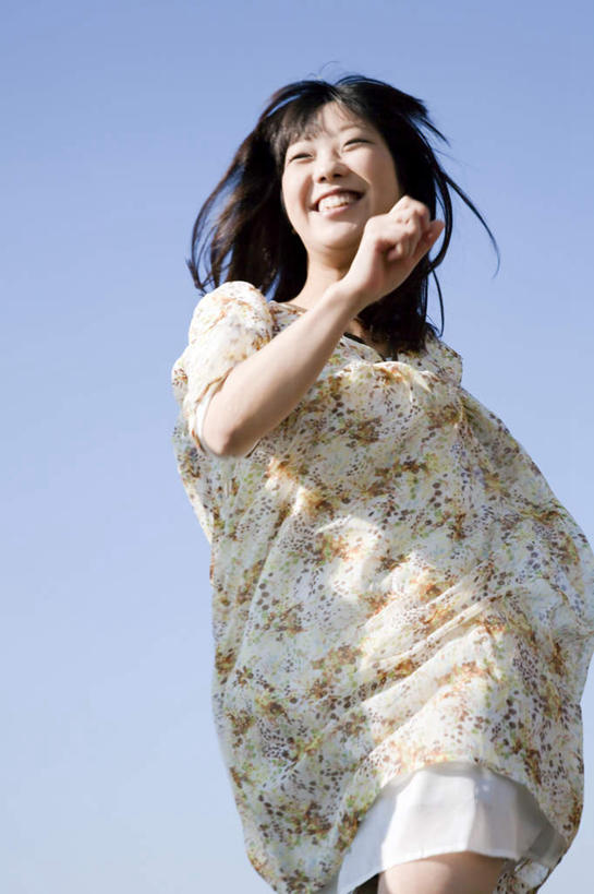 东方人,头发,一个人,站,跑,笑,微笑,露齿笑,竖图,室外,白天,仰视,锻炼,旅游,度假,运动,亚洲,仅一个年轻女性,仅一个女性,仅一个人,阴影,花纹,服装,光线,图案,影子,注视,休闲装,黄种人,娱乐,衣服,黄色,蓝色,黑色,蓝天,天空,阳光,天,观察,看,站着,享受,休闲,休闲服,放松,抬手,服饰,晴朗,观看,察看,关注,万里无云,体育,年轻女性,女人,女性,亚洲人,长发,晴空,晴空万里,跑步,站立,半身,彩图,低角度拍摄,健身