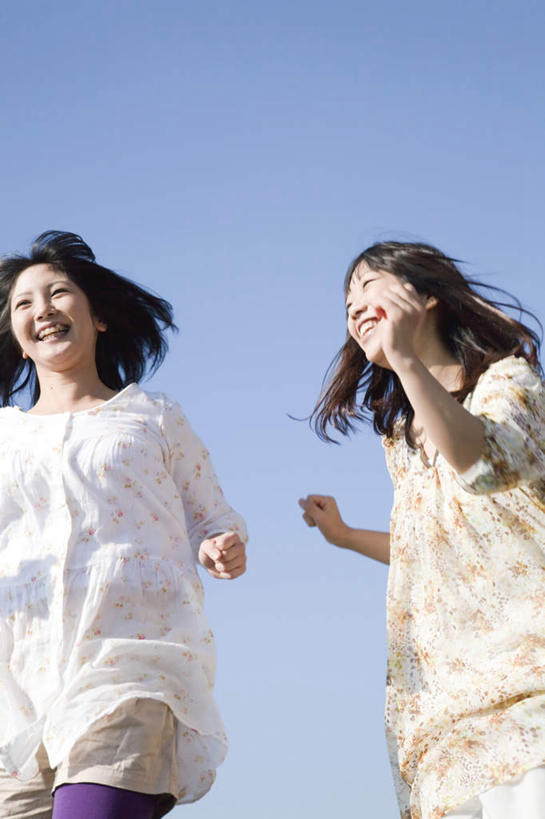 东方人,头发,两个人,伙伴,朋友,站,跑,笑,微笑,露齿笑,竖图,室外,白天,仰视,锻炼,旅游,度假,友谊,运动,亚洲,花纹,服装,图案,抬腿,注视,休闲装,黄种人,娱乐,衣服,黄色,蓝色,白色,黑色,蓝天,天空,天,观察,看,站着,张嘴,享受,休闲,休闲服,放松,抬手,服饰,晴朗,观看,察看,喊叫,呼喊,关注,张大嘴巴,万里无云,体育,友情,年轻女性,女人,女性,亚洲人,长发,晴空,晴空万里,张开嘴,跑步,站立,半身,彩图,低角度拍摄,健身