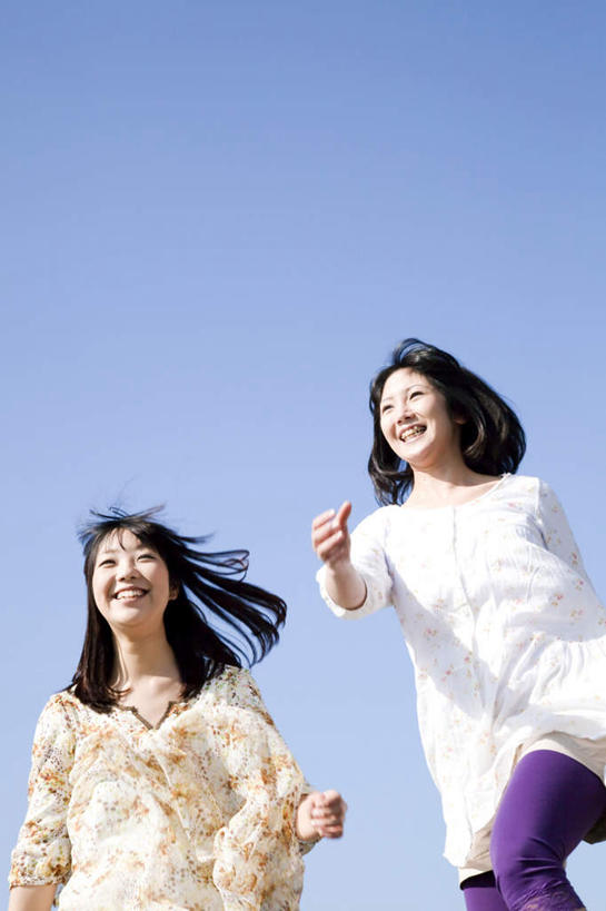 东方人,头发,两个人,伙伴,朋友,站,跑,笑,微笑,露齿笑,竖图,室外,白天,仰视,锻炼,旅游,度假,友谊,运动,亚洲,花纹,服装,图案,抬腿,注视,休闲装,黄种人,娱乐,衣服,黄色,蓝色,白色,黑色,蓝天,天空,天,观察,看,站着,张嘴,享受,休闲,休闲服,放松,抬手,服饰,晴朗,观看,察看,喊叫,呼喊,关注,张大嘴巴,万里无云,体育,友情,年轻女性,女人,女性,亚洲人,长发,晴空,晴空万里,张开嘴,跑步,站立,半身,彩图,低角度拍摄,健身