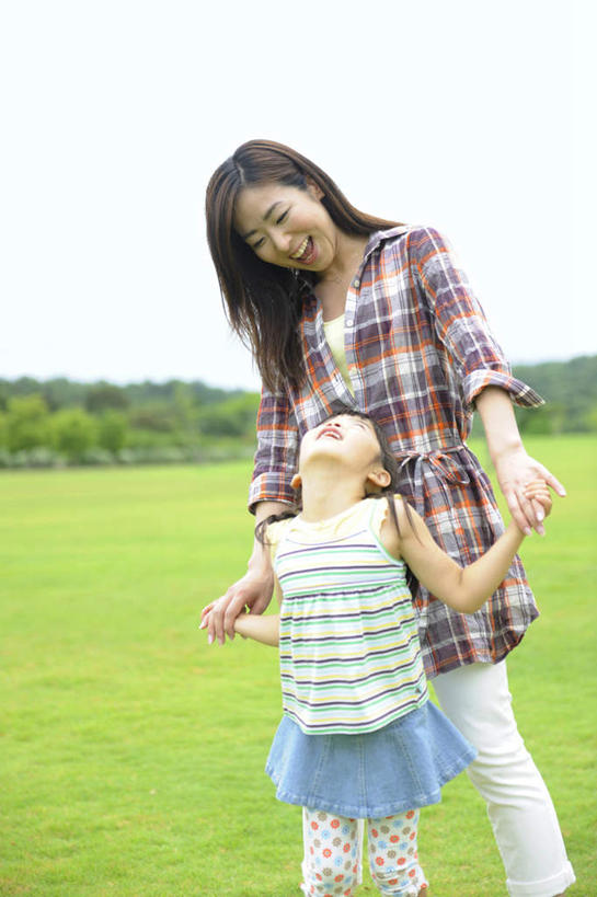 东方人,儿童,头发,两个人,家庭,母亲,女儿,站,伸展双臂,握手,笑,摸,微笑,露齿笑,竖图,室外,白天,正面,旅游,度假,纯洁,草地,草坪,植物,亚洲,抚摸,阴影,条纹,服装,光线,方格,影子,云,云朵,云彩,注视,休闲装,黄种人,娱乐,草,树,树木,小孩,衣服,蓝色,绿色,黑色,白云,蓝天,天空,阳光,自然,天,低头,观察,看,站着,享受,休闲,温暖,温馨,母女,一家人,休闲服,放松,可爱,母爱,童年,童趣,服饰,生长,成长,观看,和睦,察看,关注,童真,烂漫,无邪,天真,年轻女性,女孩,女人,女性,亚洲人,孩子,年轻人,长发,敞开双臂,触摸,接触,拉手,伸开双臂,手拉手,手握手,抬头,仰头,展开双肩,站立,张开手臂,张开双臂,半身,彩图,融洽,女生
