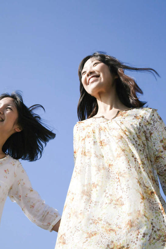 东方人,头发,两个人,伙伴,朋友,站,握手,笑,摸,微笑,露齿笑,竖图,室外,白天,仰视,旅游,度假,友谊,亚洲,抚摸,阴影,花纹,服装,光线,图案,影子,注视,休闲装,黄种人,娱乐,衣服,黄色,蓝色,白色,黑色,蓝天,天空,阳光,天,观察,看,站着,张嘴,享受,休闲,休闲服,放松,服饰,晴朗,观看,察看,关注,张大嘴巴,万里无云,友情,年轻女性,女人,女性,亚洲人,长发,晴空,晴空万里,张开嘴,触摸,接触,拉手,手拉手,手握手,站立,半身,彩图,低角度拍摄