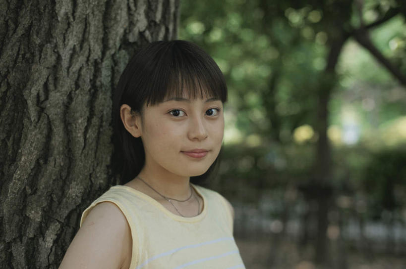 东方人,头发,一个人,站,笑,微笑,露齿笑,横图,室外,白天,正面,旅游,度假,草地,草坪,植物,亚洲,仅一个年轻女性,仅一个女性,仅一个人,阴影,服装,朦胧,模糊,光线,影子,扭头,注视,休闲装,黄种人,娱乐,草,树,树木,衣服,绿色,白色,黑色,阳光,自然,观察,看,靠,靠着,倚靠,站着,转头,享受,休闲,休闲服,放松,服饰,生长,成长,观看,察看,倚着,关注,年轻女性,女人,女性,亚洲人,长发,站立,半身,彩图