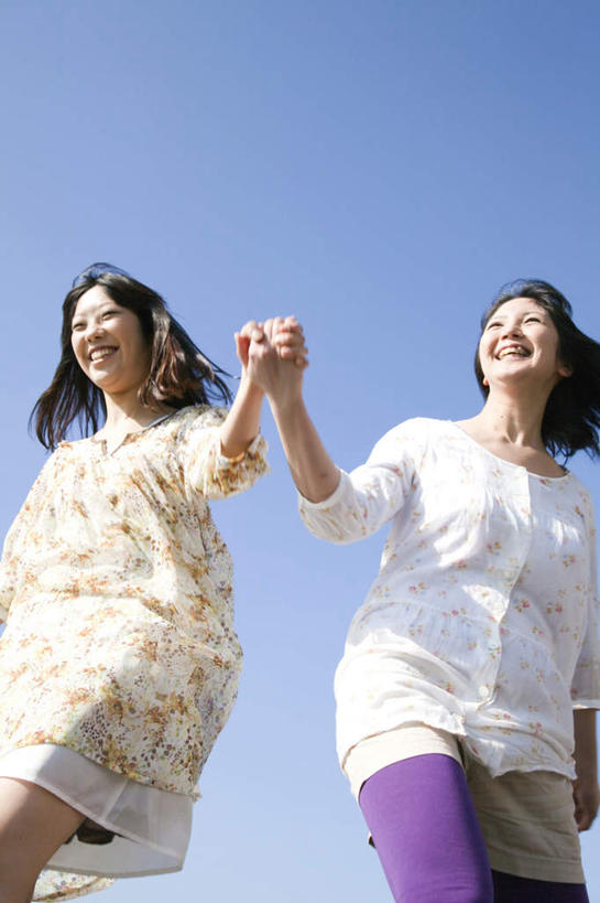 东方人,头发,两个人,伙伴,朋友,站,握手,笑,摸,微笑,露齿笑,竖图,室外,白天,仰视,旅游,度假,友谊,亚洲,抚摸,弯腰,阴影,花纹,服装,裤子,光线,图案,影子,扭头,注视,休闲装,黄种人,娱乐,衣服,黄色,蓝色,紫色,白色,黑色,蓝天,天空,阳光,天,观察,看,站着,转头,享受,休闲,休闲服,放松,服饰,晴朗,观看,察看,关注,万里无云,弯身,友情,年轻女性,女人,女性,亚洲人,长发,晴空,晴空万里,触摸,接触,拉手,手拉手,手握手,站立,半身,彩图,低角度拍摄