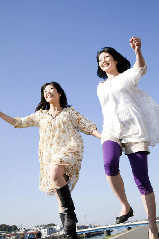 东方人,头发,两个人,伙伴,朋友,站,跑,跳,握手,笑,摸,微笑,露齿笑,竖图,室外,白天,仰视,锻炼,旅游,度假,友谊,运动,河流,水,植物,大桥,立交桥,桥梁,亚洲,抚摸,阴影,花纹,服装,光线,图案,影子,河水,水流,高架,斜拉桥,桥,注视,休闲装,黄种人,娱乐,树,树木,衣服,黄色,蓝色,绿色,白色,黑色,蓝天,天空,阳光,自然,天,观察,看,站着,张嘴,享受,休闲,休闲服,放松,服饰,生长,晴朗,成长,观看,察看,关注,张大嘴巴,万里无云,体育,友情,年轻女性,女人,女性,亚洲人,长发,晴空,晴空万里,张开嘴,触摸,接触,拉手,跑步,手拉手,手握手,跳跃,站立,彩图,低角度拍摄,全身,健身