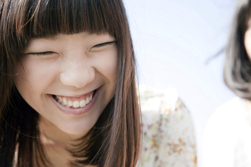 东方人,脸,头,脸颊,头发,两个人,伙伴,朋友,站,笑,微笑,露齿笑,横图,室外,特写,白天,正面,旅游,度假,友谊,亚洲,阴影,花纹,服装,朦胧,模糊,光线,图案,影子,扭头,注视,休闲装,黄种人,娱乐,衣服,蓝色,黑色,蓝天,天空,阳光,天,观察,看,站着,张嘴,转头,享受,休闲,休闲服,放松,服饰,晴朗,观看,察看,关注,张大嘴巴,万里无云,友情,年轻女性,女人,女性,亚洲人,头部,长发,脸部,脸蛋,面部,晴空,晴空万里,张开嘴,站立,半身,彩图