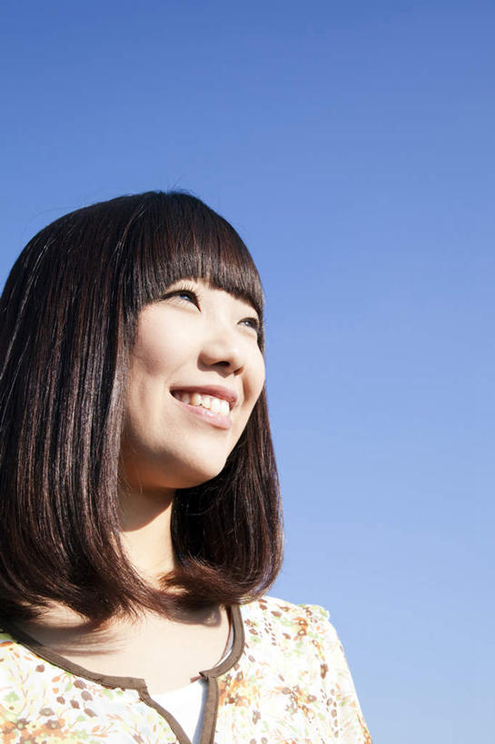 东方人,脸,头,脸颊,头发,一个人,站,笑,微笑,露齿笑,竖图,室外,白天,仰视,旅游,度假,亚洲,仅一个年轻女性,仅一个女性,仅一个人,阴影,花纹,服装,光线,图案,影子,注视,休闲装,黄种人,娱乐,衣服,黄色,蓝色,黑色,蓝天,天空,阳光,天,观察,看,站着,享受,休闲,休闲服,放松,服饰,晴朗,观看,察看,关注,万里无云,年轻女性,女人,女性,亚洲人,头部,长发,脸部,脸蛋,面部,晴空,晴空万里,站立,半身,彩图,低角度拍摄
