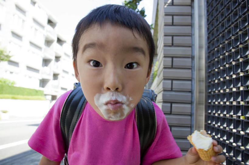 点心,东方人,儿童,头发,一个人,家,站,笑,摸,微笑,露齿笑,横图,室外,白天,正面,旅游,度假,纯洁,草地,草坪,植物,窗户,道路,路,亚洲,仅一个男性,仅一个人,一块,一排,许多,抚摸,握,阴影,服装,整齐,光线,影子,房屋,墙,屋子,小路,食品,甜点,甜品,交通,拿,拿着,注视,休闲装,黄种人,娱乐,楼房,玻璃窗,墙壁,墙面,住宅,草,食物,糕点,排列,小孩,衣服,粉色,绿色,黑色,阳光,甜食,观察,看,站着,仅一个小孩,享受,休闲,休闲服,放松,可爱,童年,童趣,握着,服饰,乡间小路,观看,察看,队列,关注,童真,烂漫,无邪,天真,男孩,男人,男性,亚洲人,孩子,触摸,接触,站立,半身,彩图,房子,男生