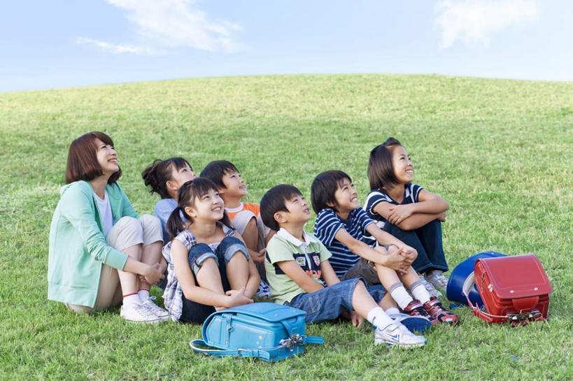 东方人,儿童,头发,坐,笑,摸,微笑,露齿笑,横图,俯视,室外,白天,旅游,度假,纯洁,成功,合作,团队,集体,信心,草地,草坪,植物,亚洲,抚摸,阴影,服装,光线,包,书包,影子,云,云朵,许多人,云彩,依偎,注视,休闲装,黄种人,娱乐,队伍,草,小孩,衣服,红色,蓝色,绿色,黑色,白云,蓝天,天空,阳光,背包,天,观察,看,靠,靠着,倚靠,一群人,享受,休闲,休闲服,放松,可爱,童年,童趣,服饰,观看,察看,倚着,成就,关注,合伙,童真,烂漫,无邪,依附,依赖,投靠,天真,男孩,男人,男性,年轻女性,女孩,女人,女性,亚洲人,长发,触摸,接触,抬头,仰头,坐着,彩图,高角度拍摄,全身,双肩包,男生,女生
