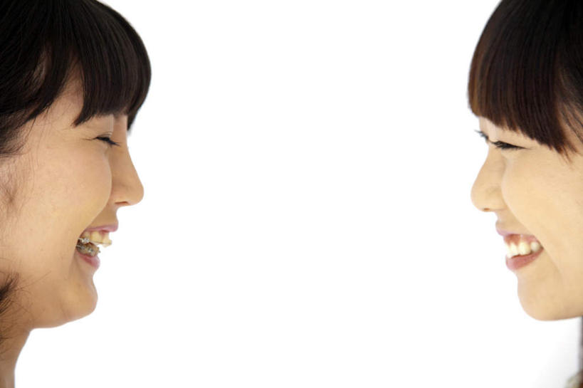 东方人,脸,头,脸颊,头发,两个人,伙伴,朋友,站,闭眼,笑,微笑,露齿笑,横图,室内,白天,白色背景,侧面,友谊,亚洲,注视,黄种人,相视,黑色,观察,看,站着,张嘴,面对面,摄影,影棚,观看,对视,察看,关注,相对,张大嘴巴,相看,友情,年轻女性,女人,女性,亚洲人,头部,脸部,脸蛋,面部,张开嘴,闭眼睛,闭着眼,闭着眼睛,站立,半身,彩图,影棚拍摄,拍摄