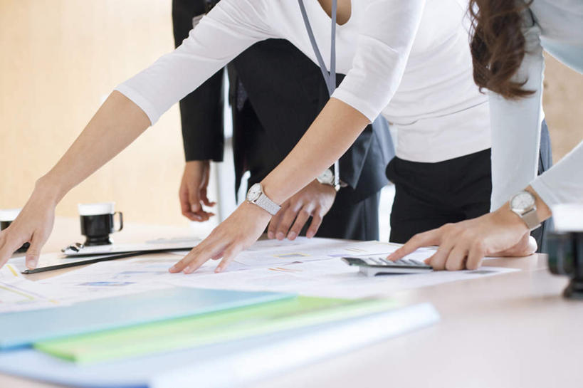 东方人,三个人,同事,商务人士,商务男性,商务女性,办公室,站,笑,摸,微笑,露齿笑,横图,俯视,室内,白天,衬衫,成功,合作,团队,集体,信心,桌子,杯子,餐具,名片,亚洲,一排,许多,撑,抚摸,指,套装,整齐,时间,信息,材料,瓷器,档案,碟子,盘,时钟,手表,文件,办公桌,墙,咖啡杯,陶瓷制品,联系,计时,注视,黄种人,方向,队伍,墙壁,墙面,排列,盘子,卡片,资料,碟,钟表,按,观察,看,手势,站着,表,观看,腕表,察看,领导,撑着,指向,食指,成就,队列,关注,文档,瓷杯,商务装,身份,合伙,领袖,工薪阶层,名刺,名帖,交往,男人,男性,年轻男性,年轻女性,女人,女性,亚洲人,白领,上班族,钟,触摸,接触,站立,半身,彩图,高角度拍摄,衬衣,商业