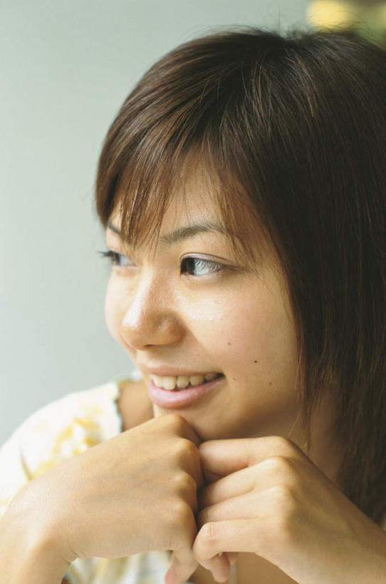 东方人,脸,头,脸颊,头发,一个人,坐,笑,摸,微笑,露齿笑,竖图,俯视,室内,特写,白天,亚洲,仅一个年轻女性,仅一个女性,仅一个人,撑,抚摸,服装,墙,扭头,托腮,注视,休闲装,黄种人,墙壁,墙面,衣服,白色,黑色,观察,看,托,转头,休闲,休闲服,服饰,观看,察看,关注,托下巴,年轻女性,女人,女性,亚洲人,头部,长发,脸部,脸蛋,面部,触摸,接触,坐着,半身,彩图,高角度拍摄