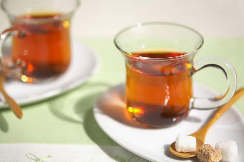 无人,横图,俯视,室内,特写,白天,幸福,水,茶,桌面,杯子,餐具,许多,阴影,朦胧,模糊,光线,碟子,盘,液体,影子,勺子,水滴,红茶,茶叶,食品,糖,糖果,甜点,甜品,软糖,两杯,娱乐,方糖,食物,两个,黄色,红色,阳光,盘子,水杯,调羹,碟,汤匙,甜食,享受,休闲,温馨,放松,乐趣,提神,舒适,醒脑,茶杯,彩图,高角度拍摄