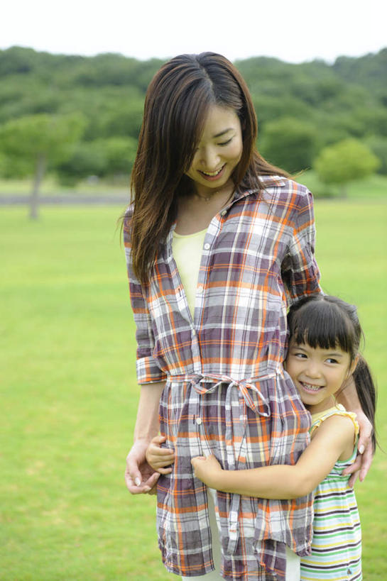 东方人,儿童,头发,两个人,家庭,母亲,女儿,站,抱,笑,摸,微笑,露齿笑,竖图,室外,白天,正面,旅游,度假,纯洁,草地,草坪,植物,亚洲,抚摸,阴影,服装,光线,方格,影子,云,云朵,云彩,依偎,注视,休闲装,黄种人,娱乐,草,树,树木,小孩,衣服,蓝色,绿色,黑色,白云,蓝天,天空,阳光,自然,天,低头,观察,看,靠,靠着,倚靠,站着,享受,休闲,温暖,温馨,母女,一家人,休闲服,放松,可爱,母爱,童年,童趣,服饰,生长,成长,抱着,观看,和睦,察看,搂着,倚着,关注,童真,烂漫,无邪,依附,依赖,投靠,天真,年轻女性,女孩,女人,女性,亚洲人,孩子,年轻人,长发,触摸,怀抱,接触,搂,搂抱,相抱,拥抱,站立,半身,彩图,融洽,女生