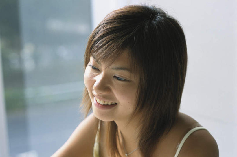 东方人,脸,头,脸颊,头发,一个人,坐,笑,微笑,露齿笑,横图,室内,特写,白天,正面,裙子,草地,草坪,植物,窗户,亚洲,仅一个年轻女性,仅一个女性,仅一个人,阴影,连衣裙,朦胧,模糊,光线,瓷砖,地砖,影子,地面,注视,黄种人,玻璃窗,草,树,树木,绿色,黑色,阳光,自然,观察,看,生长,成长,观看,吊带裙,察看,关注,年轻女性,女人,女性,亚洲人,头部,长发,脸部,脸蛋,面部,坐着,半身,彩图