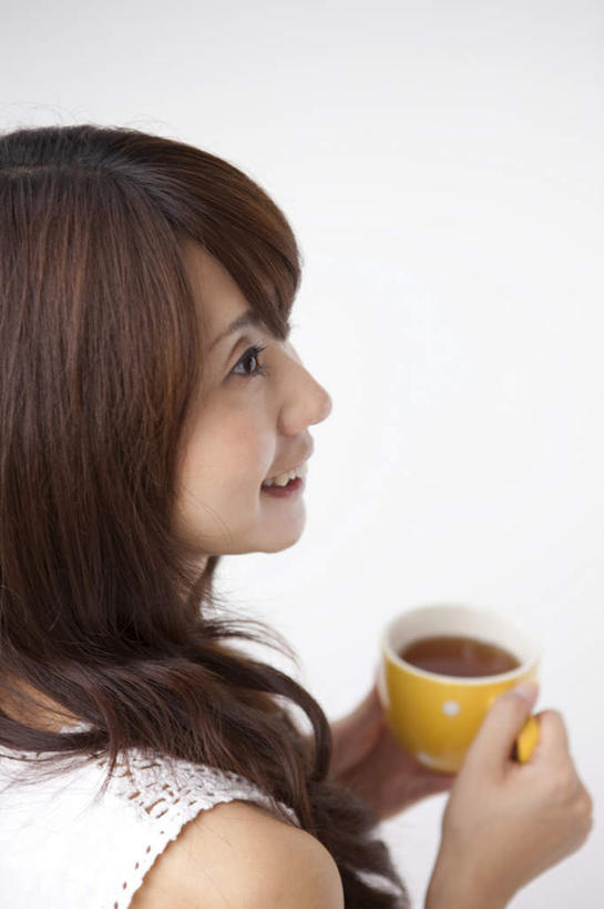 咖啡,东方人,头发,一个人,站,捧,笑,摸,微笑,露齿笑,竖图,俯视,室内,白天,白色背景,杯子,亚洲,仅一个年轻女性,仅一个女性,仅一个人,抚摸,握,阴影,服装,光线,瓷器,影子,咖啡杯,陶瓷制品,一杯,拿,拿着,扭头,注视,休闲装,黄种人,一个,衣服,黄色,白色,黑色,阳光,观察,看,站着,转头,休闲,休闲服,握着,摄影,服饰,影棚,单个,观看,察看,关注,瓷杯,年轻女性,女人,女性,亚洲人,长发,触摸,端,端着,接触,捧着,手捧,站立,半身,彩图,高角度拍摄,影棚拍摄,拍摄