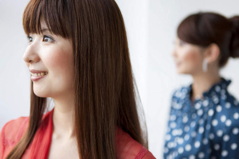 东方人,脸,头,脸颊,头发,两个人,伙伴,朋友,站,笑,微笑,露齿笑,横图,室内,特写,白天,白色背景,正面,友谊,项链,亚洲,许多,阴影,服装,朦胧,模糊,光线,影子,斑点,墙,扭头,注视,休闲装,黄种人,墙壁,墙面,装饰品,衣服,红色,蓝色,白色,黑色,阳光,耳环,饰品,首饰,观察,看,站着,转头,休闲,休闲服,摄影,服饰,影棚,观看,察看,关注,友情,年轻女性,女人,女性,亚洲人,头部,长发,脸部,脸蛋,面部,站立,半身,彩图,影棚拍摄,拍摄