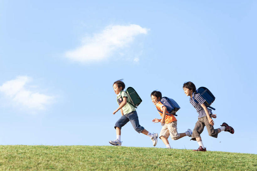 东方人,儿童,三个人,伙伴,朋友,跑,横图,室外,白天,侧面,友谊,纯洁,草地,草坪,植物,亚洲,阴影,光线,包,书包,影子,云,云朵,云彩,黄种人,草,小孩,蓝色,绿色,白云,蓝天,天空,阳光,背包,天,同学,可爱,童年,童趣,晴朗,童真,烂漫,无邪,天真,友情,男孩,男人,男性,亚洲人,晴空,跑步,彩图,全身,双肩包,男生