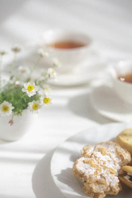 点心,面包,无人,竖图,俯视,室内,白天,快乐,幸福,植物,杯子,餐具,花瓶,许多,阴影,盛开,光线,瓷器,碟子,盘,影子,食品,面点,玛格丽特,咖啡杯,陶瓷制品,雏菊,花,花瓣,花朵,花卉,鲜花,食物,糕点,阳光,盘子,碟,花蕊,菊花,活力,希望,坚强,瓷杯,和平,离别,延命菊,幸福花,春菊,马兰头花,暗恋,纯情,单恋,天真,彩图,高角度拍摄,愉快