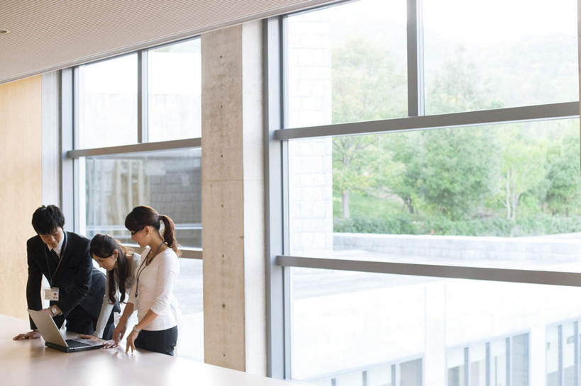 东方人,三个人,同事,商务人士,商务男性,商务女性,站,笑,微笑,横图,室内,白天,正面,衬衫,成功,合作,团队,集体,信心,电脑,笔记本电脑,窗户,落地窗,天花板,桌子,亚洲,套装,网络,眼镜,墙,注视,黄种人,通讯设备,队伍,玻璃窗,墙壁,墙面,观察,看,站着,观看,察看,无线,领导,成就,关注,通信设备,商务装,无线网络,合伙,领袖,近视眼镜,无线上网,便携式电脑,工薪阶层,手提电脑,男人,男性,年轻男性,年轻女性,女人,女性,亚洲人,白领,上班族,站立,半身,彩图,衬衣