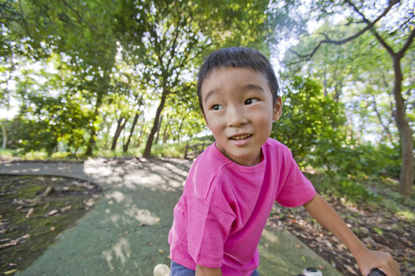 东方人,儿童,一个人,站,笑,微笑,露齿笑,横图,室外,白天,正面,旅游,度假,纯洁,美景,树林,植物,道路,路,亚洲,仅一个男性,仅一个人,许多,阴影,光线,影子,景观,小路,交通,注视,黄种人,娱乐,树,树木,小孩,蓝色,绿色,蓝天,天空,阳光,自然,天,观察,看,站着,仅一个小孩,享受,休闲,景色,放松,可爱,童年,童趣,乡间小路,生长,晴朗,成长,观看,察看,关注,自然风光,童真,烂漫,无邪,万里无云,天真,男孩,男人,男性,亚洲人,孩子,晴空,晴空万里,站立,半身,彩图,男生