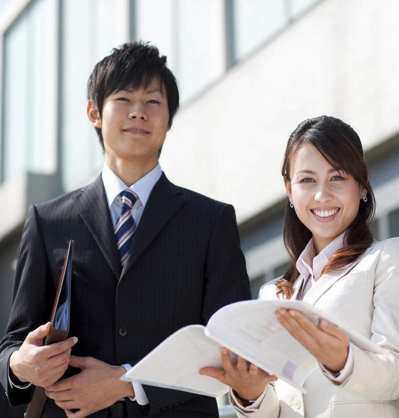 东方人,两个人,同事,商务人士,商务男性,商务女性,家,站,举,笑,微笑,露齿笑,竖图,室外,白天,仰视,衬衫,成功,合作,团队,集体,信心,窗户,亚洲,握,套装,材料,档案,文件,房屋,屋子,记事本,拿,拿着,注视,黄种人,队伍,楼房,玻璃窗,住宅,本子,笔记本,资料,观察,看,托,站着,握着,观看,察看,领导,成就,关注,文档,商务装,合伙,领袖,工薪阶层,男人,男性,年轻男性,年轻女性,女人,女性,亚洲人,白领,上班族,举起,举手,举着,向上举,向上伸,向上托,站立,半身,彩图,低角度拍摄,衬衣,房子