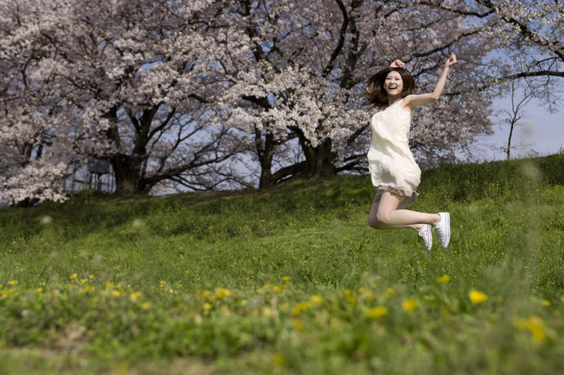 东方人,一个人,跳,举,笑,微笑,横图,室外,白天,仰视,裙子,旅游,度假,草地,草坪,美景,树林,植物,樱花,叶子,亚洲,仅一个年轻女性,仅一个女性,仅一个人,许多,阴影,连衣裙,盛开,光线,影子,景观,绿叶,半空,黄种人,娱乐,草,花,花瓣,花朵,花卉,鲜花,树,树木,黄色,蓝色,绿色,蓝天,天空,阳光,自然,天,花蕊,托,享受,休闲,嫩叶,景色,放松,生长,晴朗,成长,自然风光,万里无云,仙樱花,福岛樱,青肤樱,年轻女性,女人,女性,亚洲人,叶,叶片,晴空,晴空万里,荆桃,举起,举手,举着,跳跃,向上举,向上伸,向上托,彩图,低角度拍摄,全身