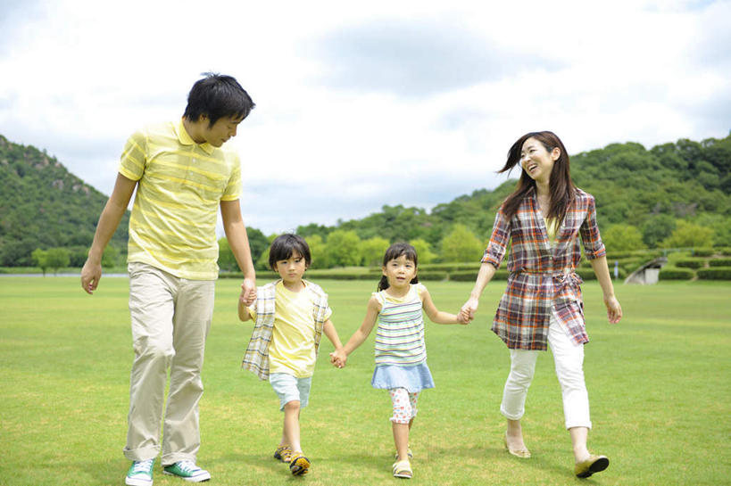 东方人,儿童,家庭,夫妻,母亲,父亲,女儿,儿子,走,握手,笑,微笑,露齿笑,横图,室外,白天,正面,爱情,旅游,度假,纯洁,草地,草坪,美景,山,树林,植物,亚洲,许多,阴影,光线,影子,景观,山峰,云,云朵,山峦,浪漫,云彩,黄种人,娱乐,相视,草,树,树木,小孩,蓝色,绿色,白云,蓝天,天空,阳光,自然,天,享受,休闲,温暖,温馨,父女,父子,母女,母子,一家人,面对面,景色,恩爱,放松,父爱,可爱,母爱,童年,童趣,恋人,生长,晴朗,成长,对视,和睦,关爱,自然风光,亲情,相对,童真,烂漫,无邪,相看,天真,男孩,男人,男性,年轻男性,年轻女性,女孩,女人,女性,亚洲人,孩子,年轻人,夫妇,情侣,晴空,步行,搀手,拉手,散步,手搀手,手拉手,手牵手,手握手,走路,彩图,全身,伴侣,融洽,男生,女生