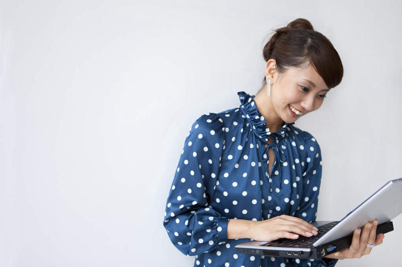 东方人,一个人,商务人士,商务女性,站,举,笑,微笑,露齿笑,横图,室内,白天,白色背景,正面,衬衫,电脑,笔记本电脑,亚洲,仅一个年轻女性,仅一个女性,仅一个人,握,套装,网络,圆点,墙,拿,拿着,黄种人,通讯设备,墙壁,墙面,蓝色,靠,靠着,托,站着,握着,摄影,影棚,无线,通信设备,商务装,无线网络,无线上网,便携式电脑,工薪阶层,手提电脑,年轻女性,女人,女性,亚洲人,白领,上班族,举起,举手,举着,向上举,向上伸,向上托,站立,半身,彩图,影棚拍摄,衬衣,拍摄