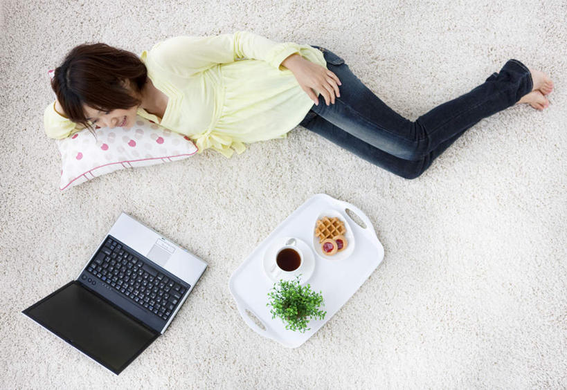 点心,东方人,一个人,躺,笑,微笑,露齿笑,横图,俯视,室内,白天,电脑,笔记本电脑,地毯,靠垫,杯子,餐具,亚洲,仅一个年轻女性,仅一个女性,仅一个人,网络,瓷器,碟子,盘,食品,甜点,咖啡杯,靠枕,陶瓷制品,注视,黄种人,通讯设备,食物,糕点,盘子,垫子,碟,枕头,饼干,甜食,零食,观察,看,赤脚,观看,察看,无线,关注,瓷杯,通信设备,无线网络,无线上网,便携式电脑,装饰饼干,卧着,手提电脑,年轻女性,女人,女性,亚洲人,躺着,卧,彩图,高角度拍摄,全身