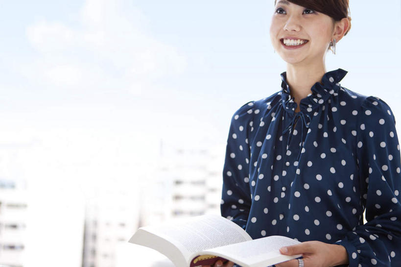 东方人,一个人,商务人士,商务女性,站,举,笑,微笑,露齿笑,横图,室内,白天,正面,衬衫,窗户,落地窗,书籍,亚洲,仅一个年轻女性,仅一个女性,仅一个人,握,套装,圆点,云,云朵,拿,云彩,拿着,注视,黄种人,玻璃窗,蓝色,白云,蓝天,天空,天,观察,看,托,站着,握着,晴朗,观看,察看,关注,商务装,工薪阶层,年轻女性,女人,女性,亚洲人,白领,上班族,书,图书,晴空,举起,举手,举着,向上举,向上伸,向上托,站立,半身,彩图,衬衣