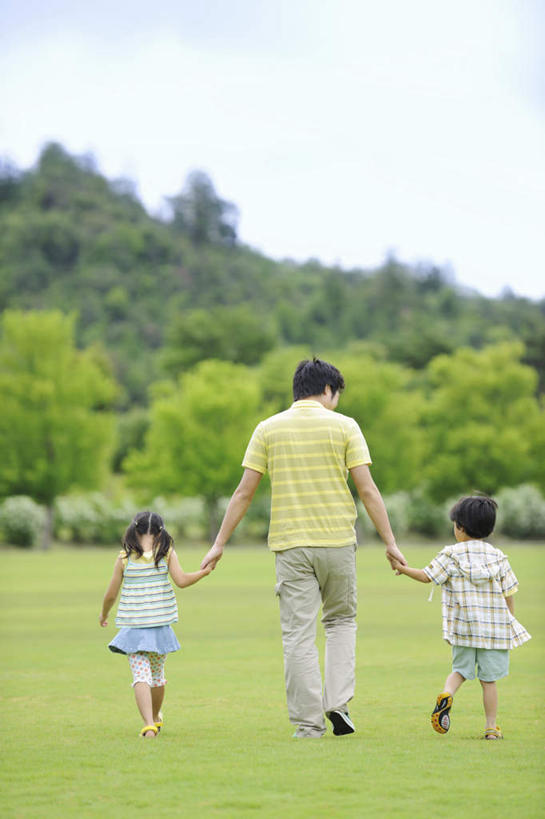 东方人,儿童,家庭,父亲,女儿,儿子,走,握手,竖图,室外,白天,旅游,度假,纯洁,草地,草坪,美景,山,树林,植物,亚洲,许多,景观,山峰,山峦,注视,黄种人,娱乐,草,树,树干,树木,小孩,背面,蓝色,绿色,蓝天,天空,自然,天,观察,看,享受,休闲,温暖,温馨,父女,父子,一家人,景色,放松,父爱,可爱,童年,童趣,生长,晴朗,成长,观看,和睦,察看,关爱,关注,自然风光,亲情,童真,烂漫,无邪,万里无云,天真,男孩,男人,男性,年轻男性,女孩,女人,女性,亚洲人,孩子,年轻人,晴空,晴空万里,步行,搀手,拉手,散步,手搀手,手拉手,手牵手,手握手,走路,彩图,全身,融洽,男生,女生