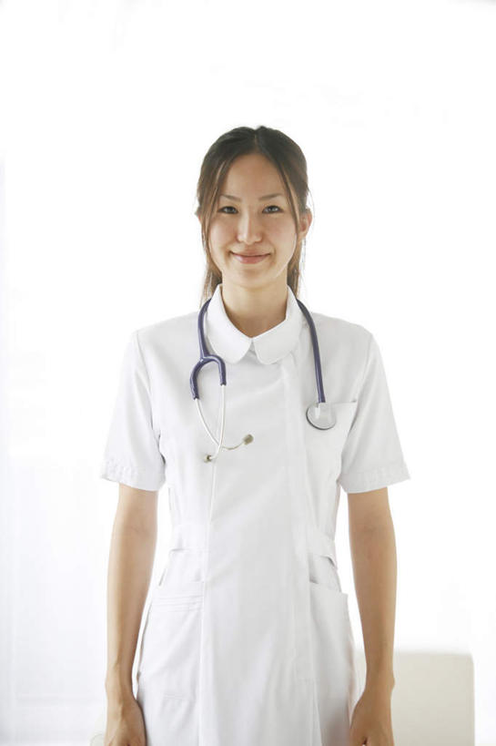 东方人,一个人,医生,站,笑,微笑,露齿笑,竖图,室内,白天,白色背景,正面,亚洲,仅一个年轻女性,仅一个女性,仅一个人,注视,黄种人,听诊器,观察,看,站着,医护人员,医疗人员,观看,察看,医疗设备,白大褂,关注,年轻女性,女人,女性,亚洲人,大夫,站立,半身,彩图