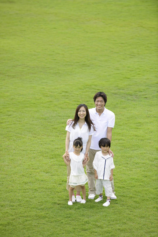 东方人,儿童,家庭,夫妻,母亲,父亲,女儿,站,抱,笑,微笑,露齿笑,竖图,俯视,室外,白天,爱情,纯洁,草地,草坪,植物,亚洲,浪漫,注视,黄种人,草,小孩,绿色,观察,看,站着,温暖,温馨,父女,母女,一家人,恩爱,父爱,可爱,母爱,童年,童趣,搭,恋人,抱着,观看,和睦,察看,搂着,搭着,关注,童真,烂漫,无邪,天真,男人,男性,年轻男性,年轻女性,女孩,女人,女性,亚洲人,孩子,年轻人,夫妇,情侣,怀抱,搂,搂抱,抬头,相抱,仰头,拥抱,站立,彩图,高角度拍摄,全身,伴侣,融洽,女生