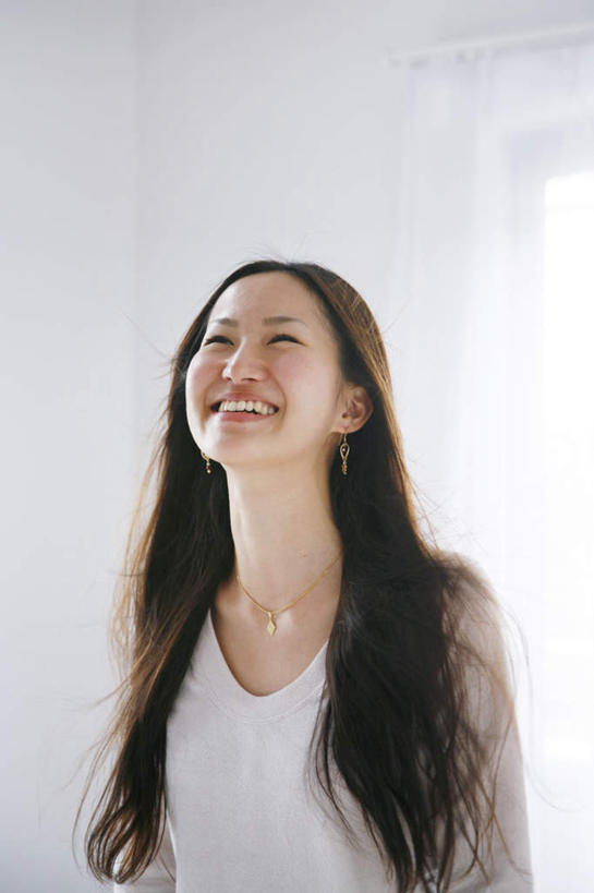 东方人,一个人,站,笑,微笑,露齿笑,竖图,室内,白天,正面,窗户,窗帘,亚洲,仅一个年轻女性,仅一个女性,仅一个人,服装,墙,注视,休闲装,黄种人,玻璃窗,墙壁,墙面,衣服,白色,观察,看,站着,休闲,休闲服,服饰,观看,察看,关注,年轻女性,女人,女性,亚洲人,长发,抬头,仰头,站立,半身,彩图