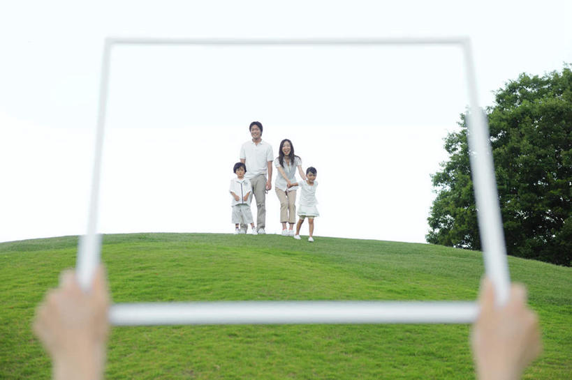 东方人,儿童,家庭,夫妻,母亲,父亲,女儿,儿子,站,拉,举,笑,微笑,露齿笑,横图,室外,白天,仰视,爱情,旅游,度假,纯洁,草地,草坪,美景,树林,植物,相框,亚洲,许多,握,景观,浪漫,拿,拿着,注视,黄种人,娱乐,草,树,树木,小孩,蓝色,绿色,蓝天,天空,自然,天,观察,看,托,站着,享受,休闲,温暖,温馨,父女,父子,母女,母子,一家人,景色,恩爱,放松,父爱,可爱,母爱,童年,童趣,握着,恋人,生长,晴朗,成长,观看,和睦,察看,关注,自然风光,童真,烂漫,无邪,万里无云,天真,男孩,男人,男性,年轻男性,年轻女性,女孩,女人,女性,亚洲人,孩子,年轻人,夫妇,情侣,晴空,晴空万里,举起,举手,举着,向上举,向上伸,向上托,站立,彩图,低角度拍摄,全身,伴侣,融洽,男生,女生