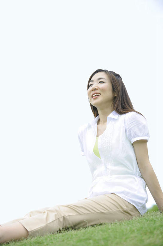 东方人,一个人,坐,笑,微笑,竖图,室外,白天,仰视,草地,草坪,植物,亚洲,仅一个年轻女性,仅一个女性,仅一个人,服装,注视,休闲装,黄种人,草,衣服,蓝色,绿色,白色,蓝天,天空,天,观察,看,休闲,休闲服,服饰,晴朗,观看,察看,关注,万里无云,年轻女性,女人,女性,亚洲人,晴空,晴空万里,抬头,仰头,坐着,半身,彩图,低角度拍摄